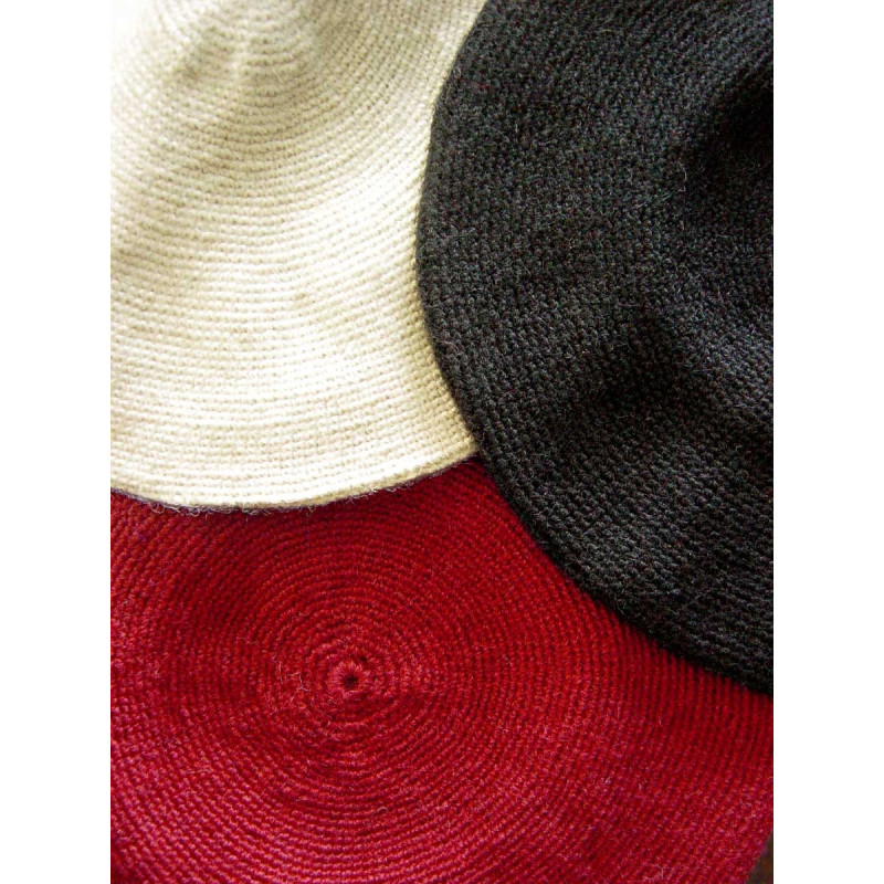 Naturweiß, schwarz und rot